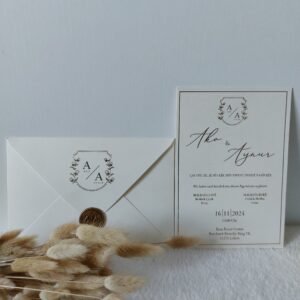 Ce faire-part allie sophistication et personnalisation, idéal pour un mariage unique. Le sceau de cire et l'enveloppe ajoutent une touche d'élégance intemporelle.