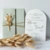 Faire-part mariage arche vert sauge Val d’Oise (95), Oise (60) et Paris : une annonce chic et raffinée. Invitation mariage personnalisée avec cachet de cire et fleurs séchées, livraison rapide en Île-de-France.