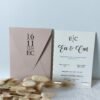 Faire-part mariage minimaliste rose poudré Val d’Oise (95), Oise (60) et Paris : une annonce élégante et raffinée. Invitation mariage personnalisée avec détails dorés, livraison rapide en Île-de-France.