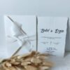 Faire-part mariage blanc minimaliste Val d’Oise (95), Oise (60) et Paris : une annonce chic et élégante. Invitation mariage personnalisée avec ruban en tissu, livraison rapide en Île-de-France.