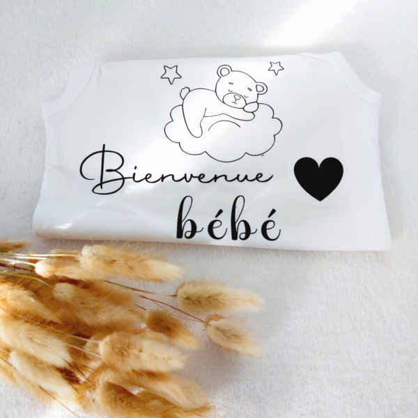 Body bébé blanc personnalisé avec ourson et message "Bienvenue bébé", cadeau naissance unique.dans le val d'oise (95), Persan (95), l'Oise (60)