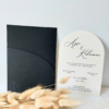 Faire-part de mariage noir et blanc avec enveloppe noire élégante, disponible en France et en Île-de-France (Paris, Val-d’Oise 95, Oise 60).